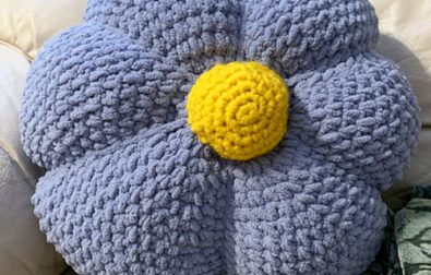 grey-free-crochet-flower-pillow-pattern