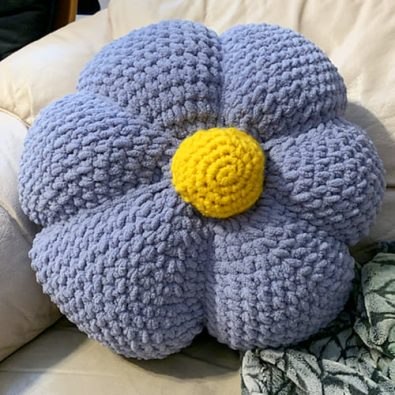 grey-free-crochet-flower-pillow-pattern