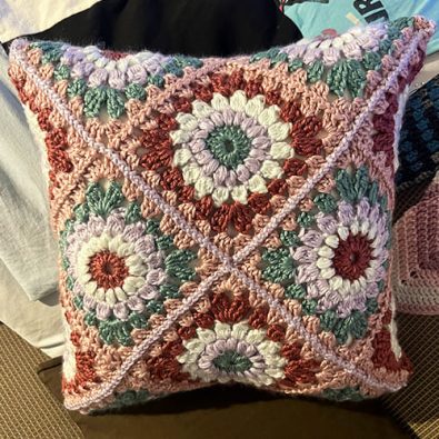 color-bursts-crochet-pillow-granny-square-free-pattern