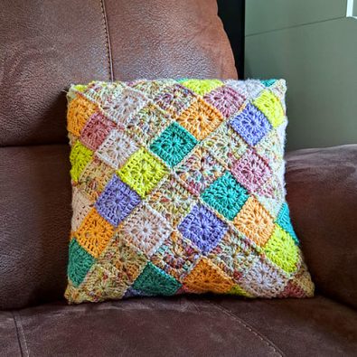 granny-free-simple-crochet-pillow-cover-pattern