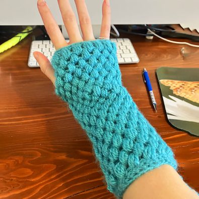 puff-stitch-free-crochet-pattern-for-fingerless-gloves