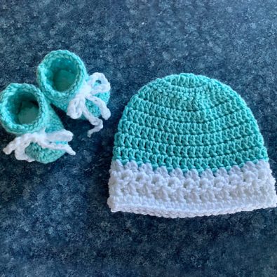 crochet-newborn-hat-and-booties-free-pattern