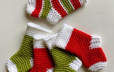 small-christmas-crochet-socks-pattern-free