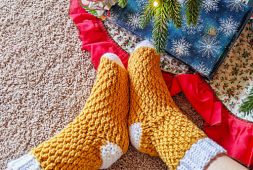 winter-holiday-crocheting-socks-pattern-free