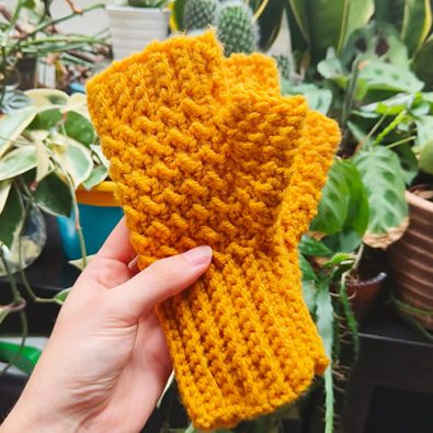 honey-color-free-easy-crochet-pattern-for-fingerless-gloves