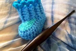 10-minute-crochet-infant-booties-free-pattern