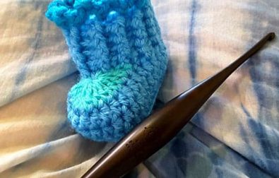 10-minute-crochet-infant-booties-free-pattern