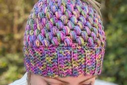 free-messy-bun-beanie-crochet-pattern-for-beginners