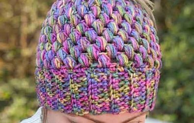 free-messy-bun-beanie-crochet-pattern-for-beginners