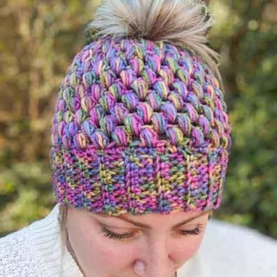 free-messy-bun-beanie-crochet-pattern-for-beginners