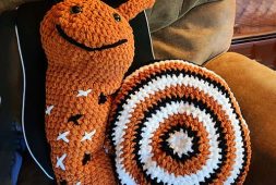 snail-crocheting-a-pillow-design-pattern-free