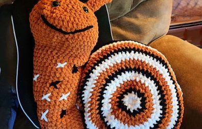 snail-crocheting-a-pillow-design-pattern-free