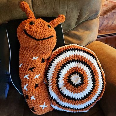 snail-crocheting-a-pillow-design-pattern-free