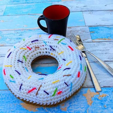 sweet-crochet-donut-pillow-pattern-free