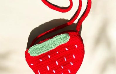 mini-crochet-strawberry-bag-free-pattern